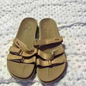 Kuailu sandals